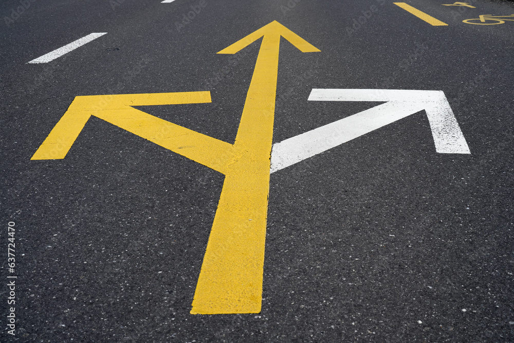 wegweiser auf der strasse verzweigung wegweiser auf der strasse verzweigung