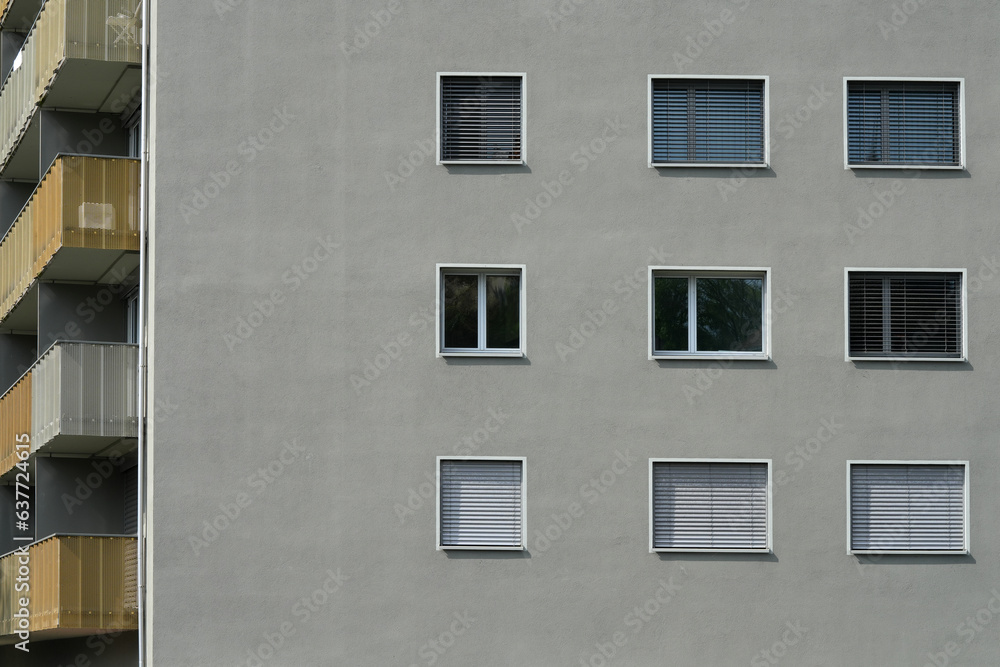 Fensterfront eines Gebäudes nur viele kleine Fenster