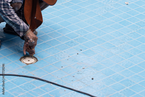 Worker maintenance swimming pools, prevent water leakage from the pool.