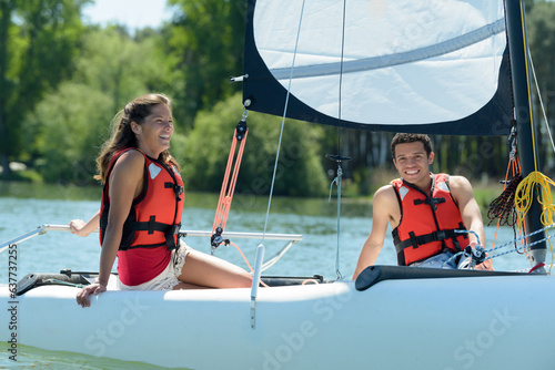 Fotografia a happy young couple sailing