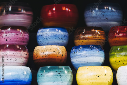 Bols en céramique colorée empilée sur un étal de marché de potiers photo