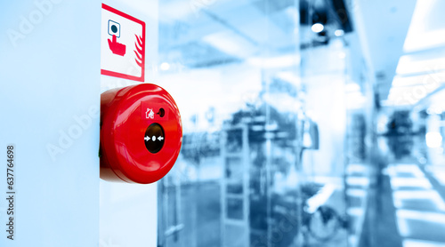 Fotografia Manual push station of fire alarm system, installed on the wall of shopping cent