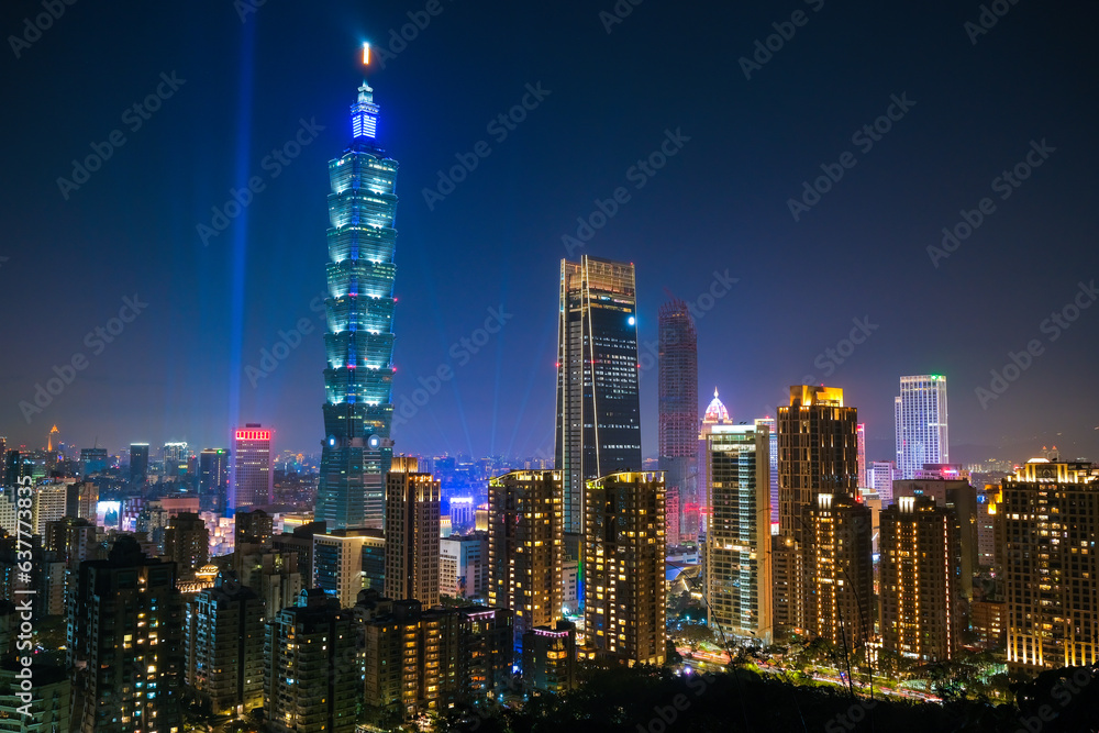 Naklejka premium 台湾 台北市 象山、展望台（煙火平台）から見る台北の夜景