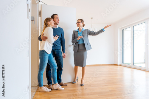 Obraz na plátně Realtor showing house to a young couple wanting to rent it