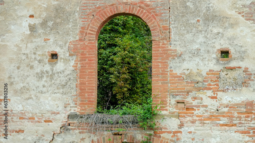 Fenster in Mauer Toskana - Italien