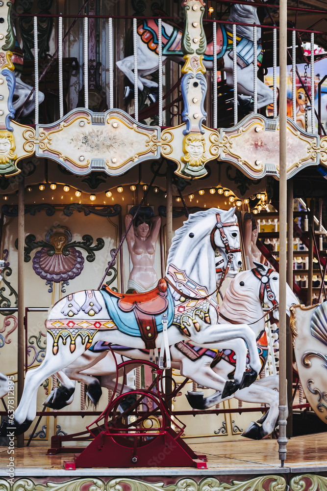 Cheval en bois coloré dans un carrousel ancien