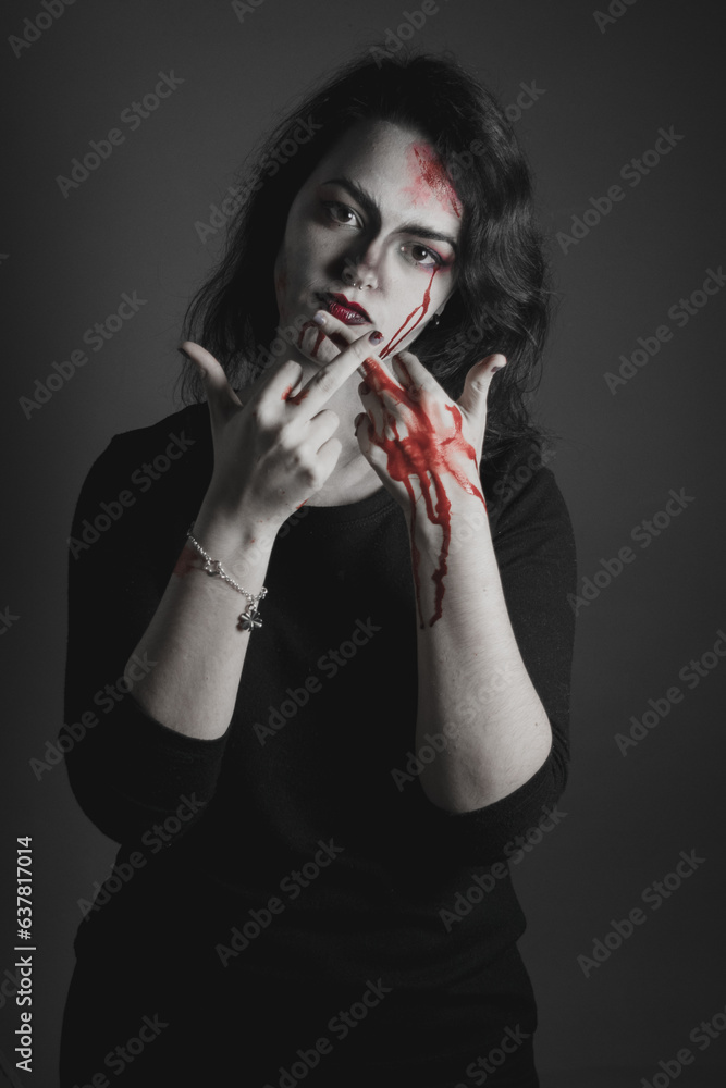 Obraz premium Chica con maquillaje vampírico y sangre artificial para Halloween