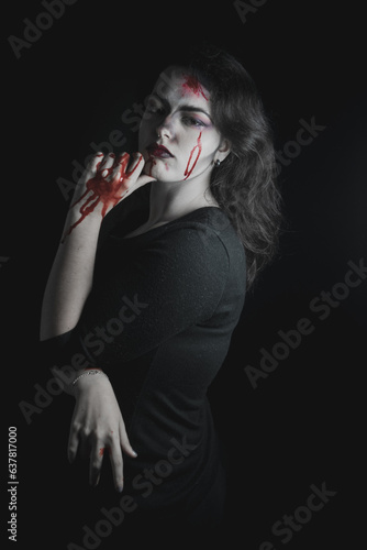 Chica con maquillaje vampírico y sangre artificial para Halloween