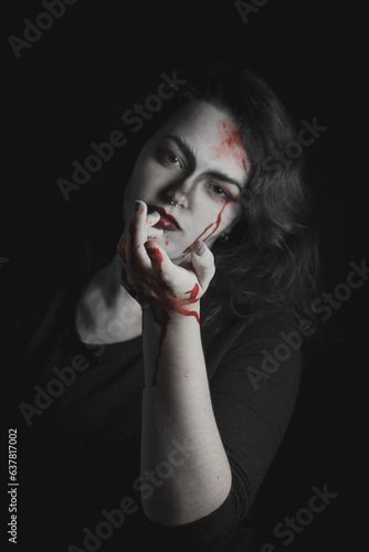 Chica con maquillaje vampírico y sangre artificial para Halloween