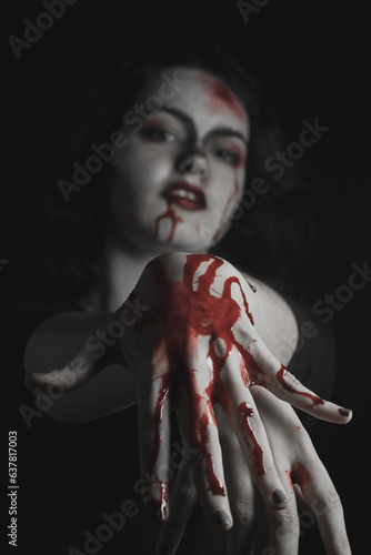 Chica con maquillaje vampírico y sangre artificial para Halloween