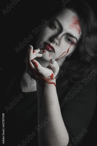 Chica con maquillaje vampírico y sangre artificial para Halloween