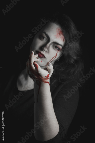 Chica con maquillaje vampírico y sangre artificial para Halloween