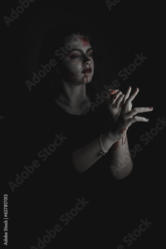 Chica con maquillaje vampírico y sangre artificial para Halloween