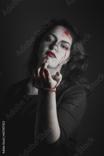 Chica con maquillaje vampírico y sangre artificial para Halloween