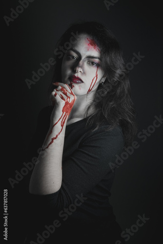 Chica con maquillaje vampírico y sangre artificial para Halloween