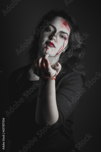 Chica con maquillaje vampírico y sangre artificial para Halloween