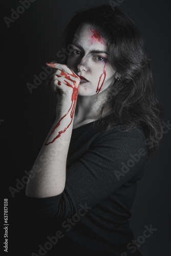 Chica con maquillaje vampírico y sangre artificial para Halloween