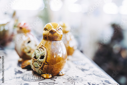 Figurine oiseau mignon en céramique colorée en objet décoratif pour la maison © PicsArt