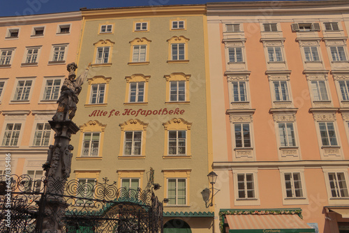 Salzburger Fassaden; Häuserzeile am Alten Markt mit Florianibrunnen und Hofapotheke photo