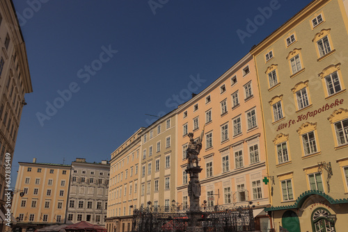 Salzburger Pracht; Häuserzeile am Alten Markt mit Florianibrunnen und Hofapotheke photo