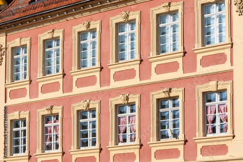 Schrägansicht der Fensterreihen eines alten Patrizerhauses auf dem Marktplatz von Schwäbisch Gmünd