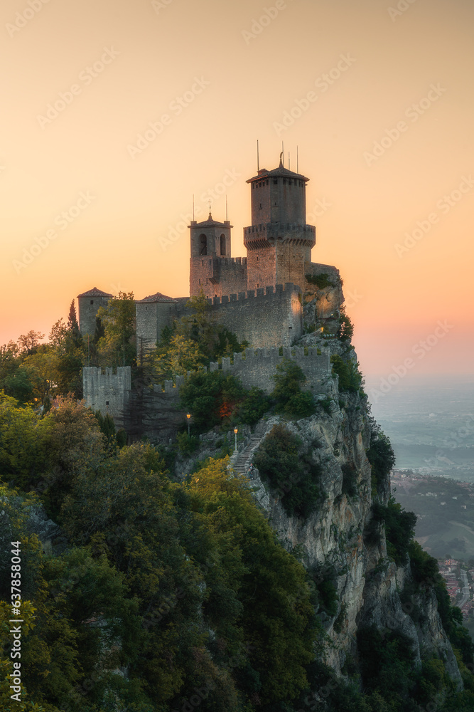Obraz na płótnie San Marino cityscape, Guaita fortress  on the top of Mount Titano rock Republic of San Marino w salonie