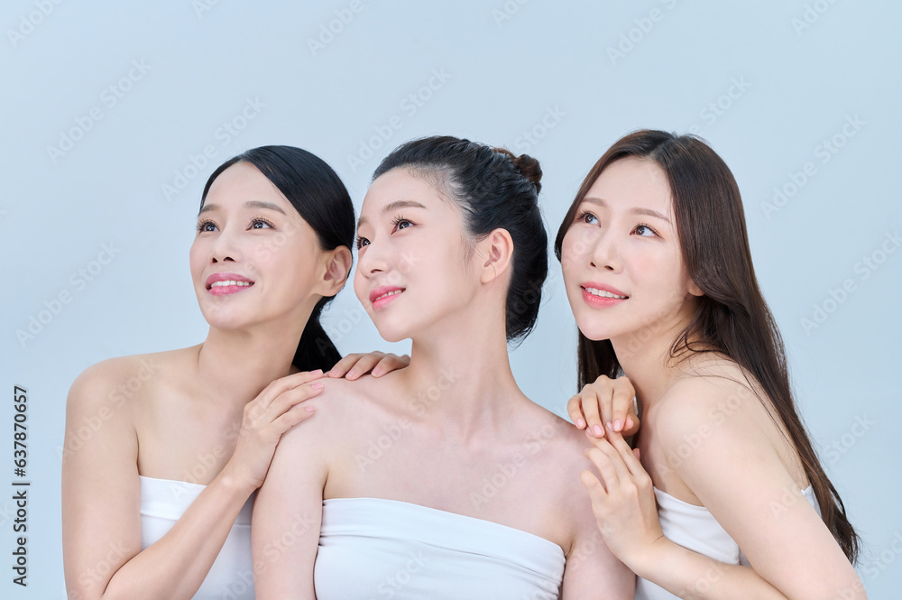 아시아 한국의 검은머리의 젊은 여자 모델 3명이 브라탑을 입고 여러가지 표정과 포즈를 취하고 있다. 아시아 한국의 검은머리의 젊은 여자 모델 3명이 브라탑을 입고 여러가지 표정과 포즈를 취하고 있다.