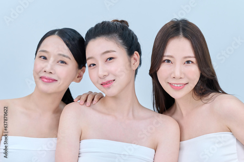 아시아 한국의 검은머리의 젊은 여자 모델 3명이 브라탑을 입고 여러가지 표정과 포즈를 취하고 있다. 