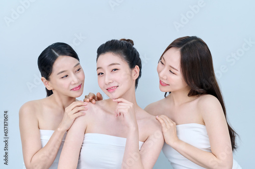 아시아 한국의 검은머리의 젊은 여자 모델 3명이 브라탑을 입고 여러가지 표정과 포즈를 취하고 있다. 