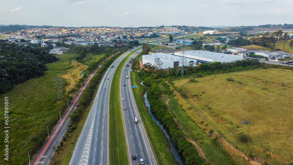 Visão aérea da rodovia Ayrton Senna na altura da cidade de Itaquá, SP, Brasil