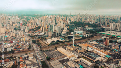 Visão aérea da região da Barra Funda com vista para o Memorial da América Latina em São Paulo 