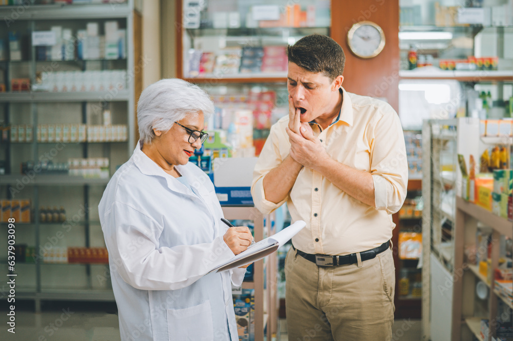 Obraz premium pharmacist is asking about a patient's condition in order to prescribe medication according to the patient's symptoms who come for prescription consultation in a modern pharmacy.