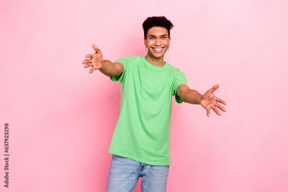 Photo of cheerful attractive man dressed green t-shirt open arms ready hug you isolated pink color background Photo of cheerful attractive man dressed green t-shirt open arms ready hug you isolated pink color background