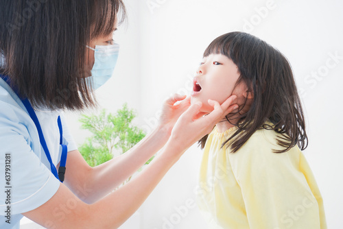 Foto 歯医者さんに治療をしてもらう小さな女の子