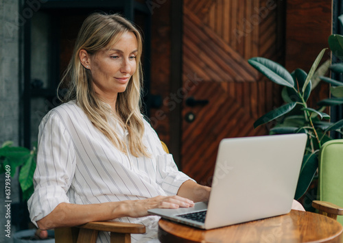 Fotografija Attractive blonde businesswoman is working on a laptop.
