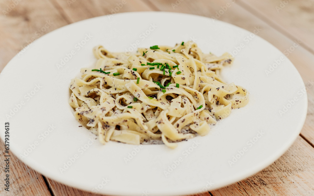Plato de pasta italiana con salsas blancas y de tomate Plato de pasta italiana con salsas blancas y de tomate