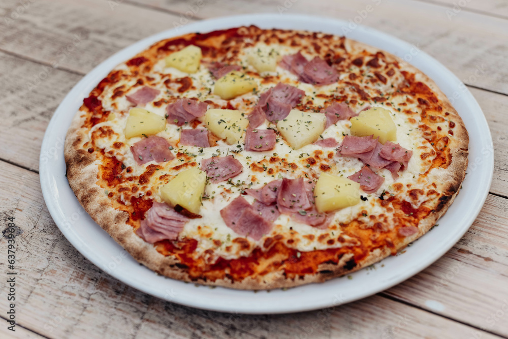 La verdadera pizza napolitana con ingredientes frescos de primera calidad La verdadera pizza napolitana con ingredientes frescos de primera calidad