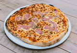 La verdadera pizza napolitana con ingredientes frescos de primera calidad