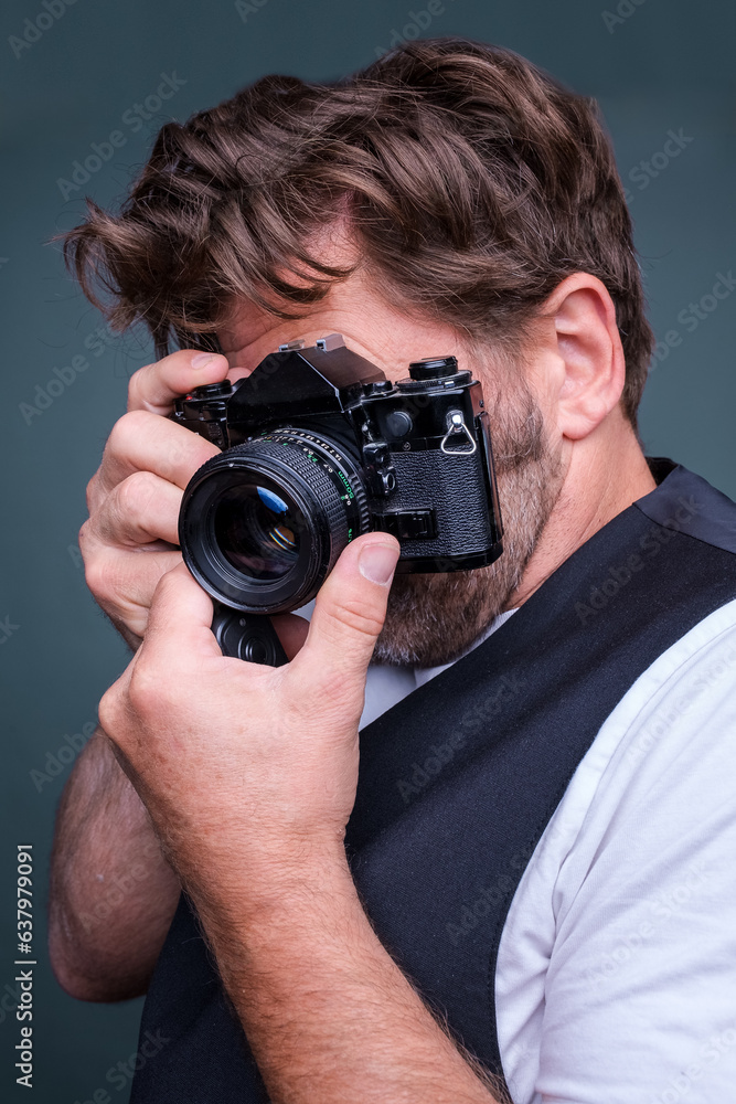 Leidenschaftlicher Fotograf bei der Arbeit Leidenschaftlicher Fotograf bei der Arbeit