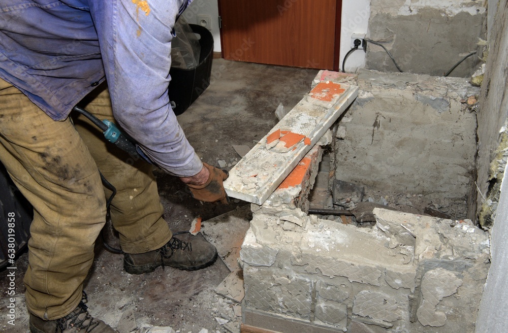 Reconstruction of the fireplace insert and chimney in the house