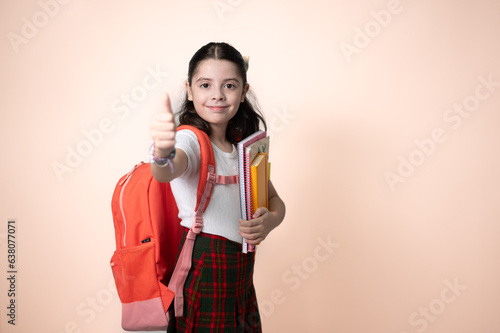 Niña feliz va a la escuela
