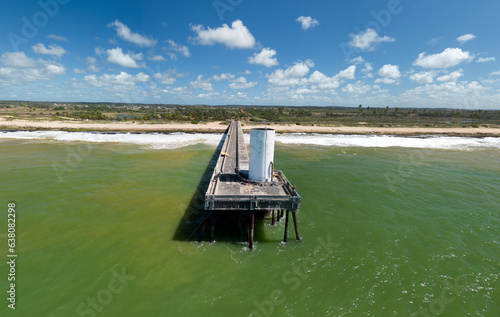 Imagem Aérea do Emissário de Arembepe no município de Camaçari, Bahia, Brasil.