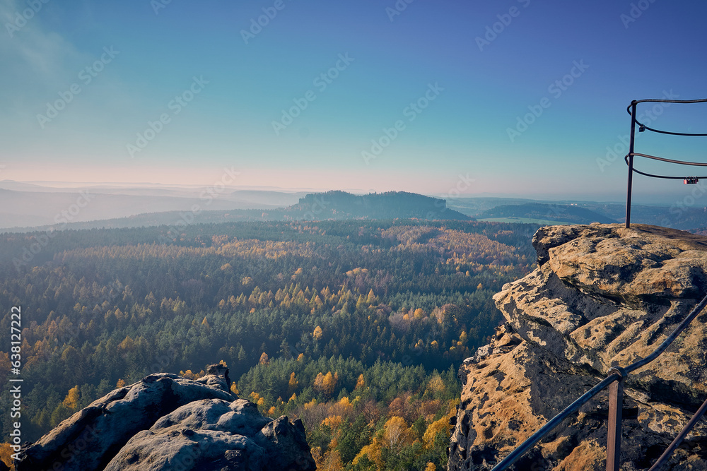 Panorama Aussicht vom Gohrisch im Herbst in Richtung Pfaffenstein in der Sächsischen Schweiz