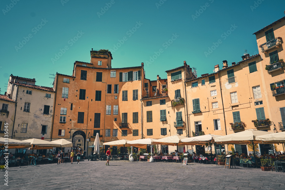 Piazza dell'Anfiteatro in Lucca in der Toskana