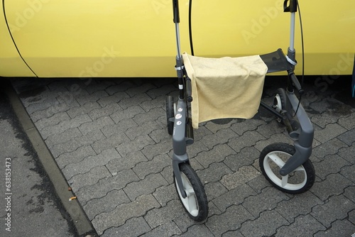 Rollator als Gehhilfe mit Putzlappen in Gelb und französische Limousine der Sechzigerjahre und Siebzigerjahre im Sommer beim Oldtimertreffen Golden Oldies in Wettenberg Krofdorf-Gleiberg in Hessen photo