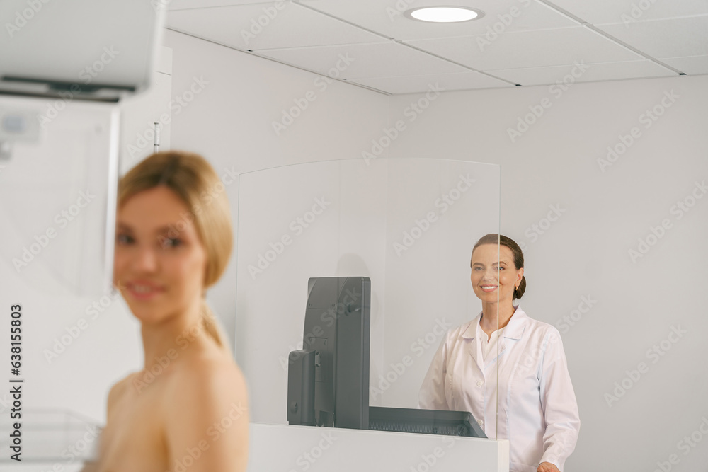 Obraz premium Female radiologist doing mammogram x ray for woman to check for breast cancer. High quality photo