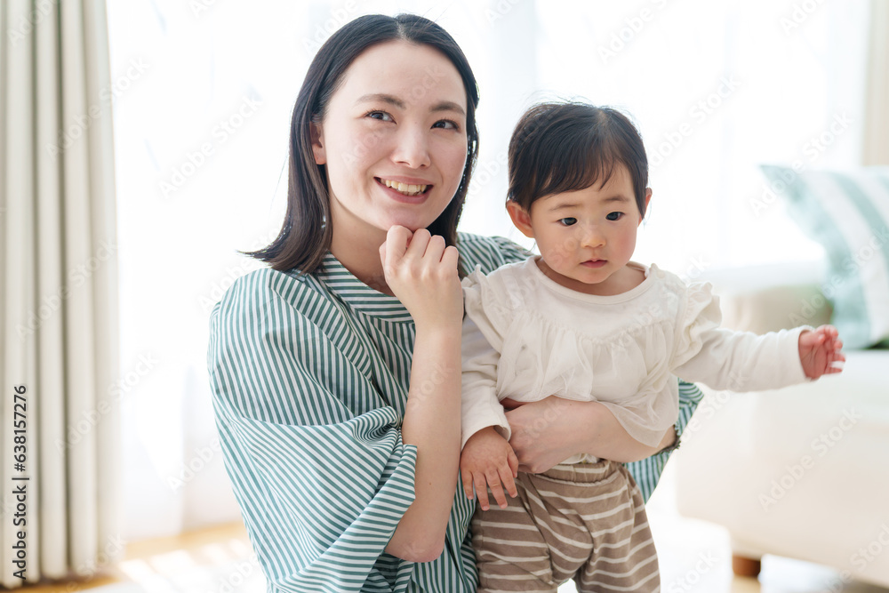 育児について考え事をするお母さん 育児について考え事をするお母さん