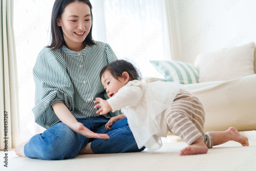 リビングで赤ちゃんと遊ぶお母さん リビングで赤ちゃんと遊ぶお母さん