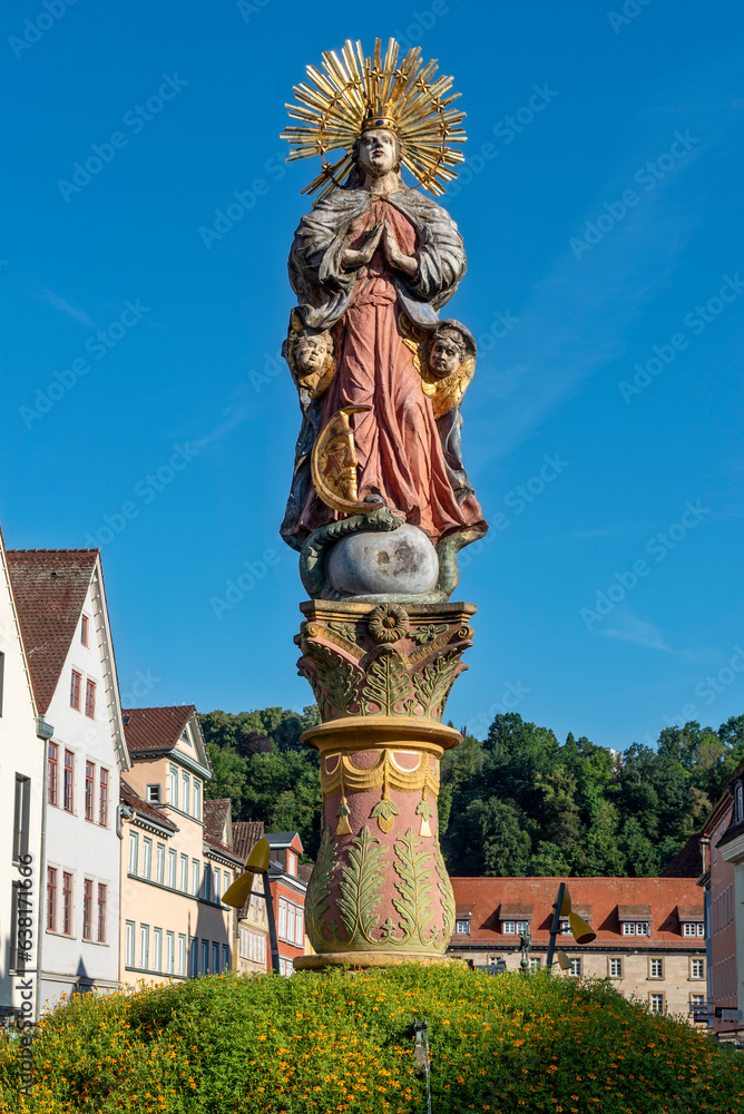 Fototapeta premium Die auf dem Marienbrunnen auf dem Marktplatz von Schwäbisch Gmünd thronende Figur der Mutter Christi, Maria Magdalena, mit Heiligenschein