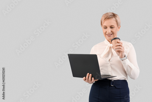 Mature businesswoman with l...